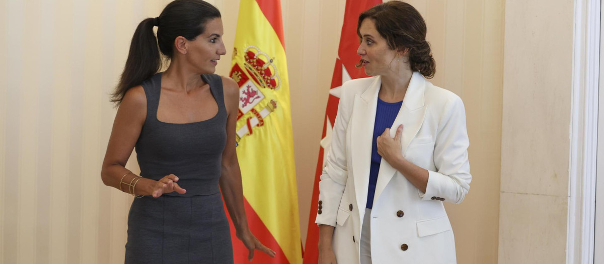 La presidenta de la Comunidad de Madrid, Isabel Díaz Ayuso y la portavoz de Vox, Rocío Monasterio