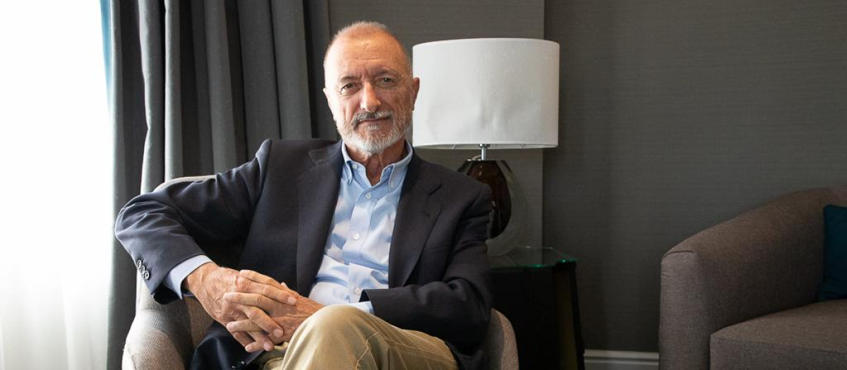 Arturo Pérez-Reverte durante su entrevista con El Debate