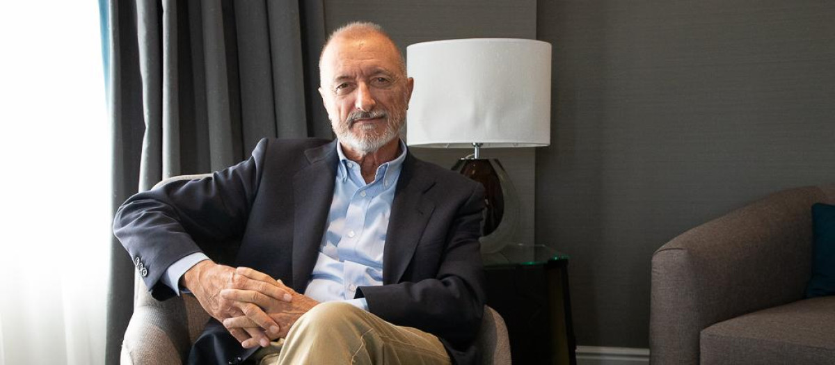 Arturo Pérez-Reverte durante su entrevista con El Debate