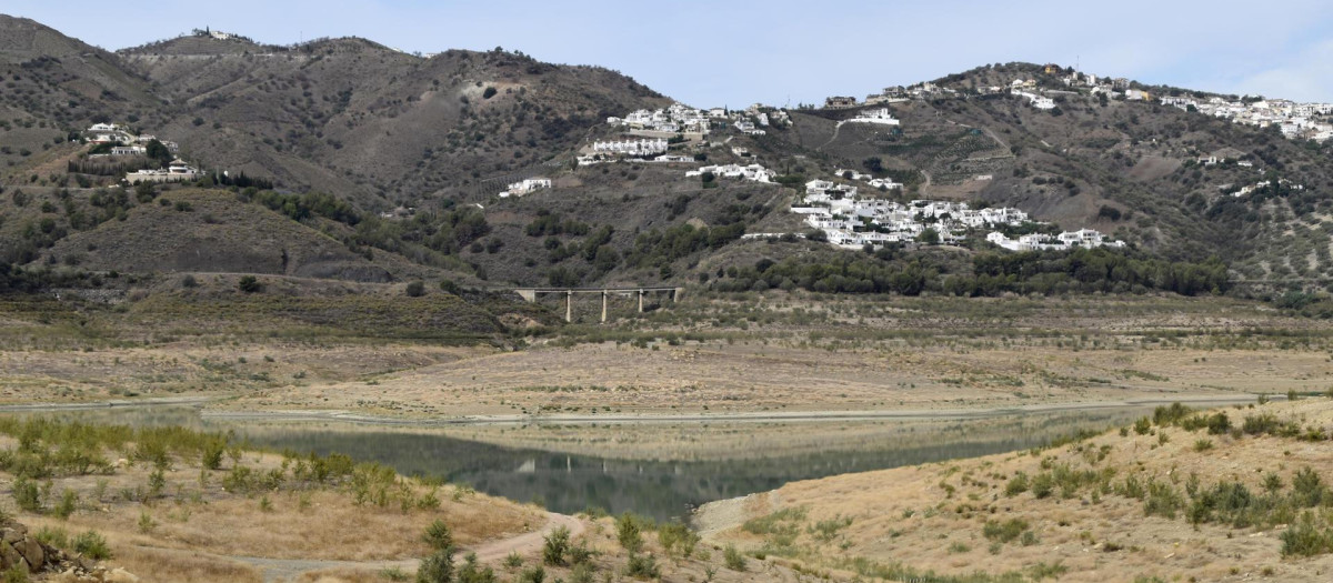 Vista de La Viñuela, el mayor embalse de Málaga