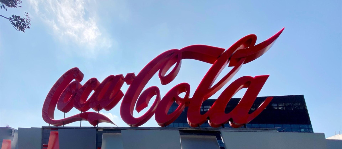 Logotipo de Coca-Cola a las puertas de su sede en la Calle de la Ribera del Loira, Madrid