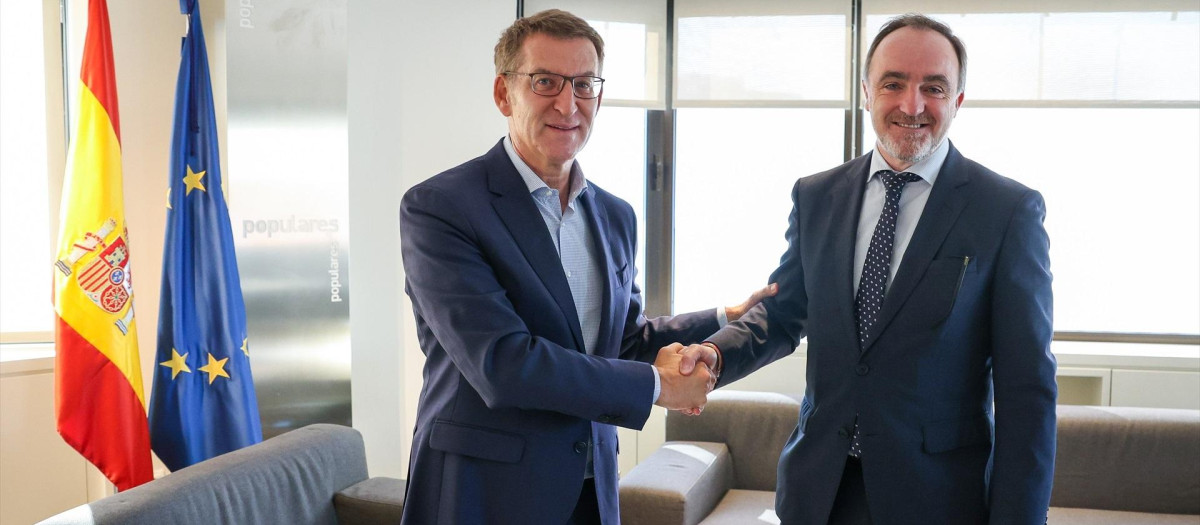El presidente del Partido Popular, Alberto Núñez Feijóo, se reúne con el presidente de UPN, Javier Esparza, dentro de su ronda para la investidura, en la sede del PP, a 13 de septiembre de 2023, en Madrid (España). La reunión ha tenido lugar en el marco de la ronda de contactos que está manteniendo Feijóo de cara a su debate de investidura, previsto para los próximos días 26 y 27 de septiembre en el Congreso de los Diputados. Esta cita con Esparza tiene lugar tras los encuentros que el líder del PP ya ha mantenido con el presidente del Gobierno en funciones, Pedro Sánchez, el líder de Vox, Santiago Abascal, y el presidente de Canarias y Coalición Canaria, Fernando Clavijo.
13 SEPTIEMBRE 2023;UNION DEL PUEBLO NAVARRO;INVESTIDURA;FEIJÓO;PP;PARTIDO POPULAR;UPN;REUNIÓN;
Marta Fernández / Europa Press
13/9/2023