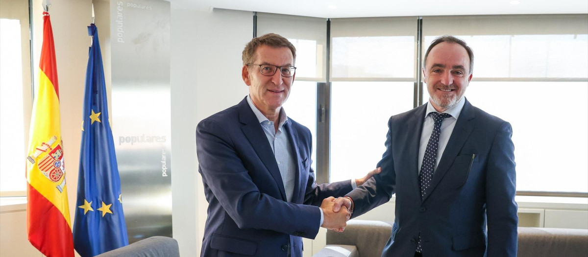 El presidente del Partido Popular, Alberto Núñez Feijóo, se reúne con el presidente de UPN, Javier Esparza, dentro de su ronda para la investidura, en la sede del PP, a 13 de septiembre de 2023, en Madrid (España). La reunión ha tenido lugar en el marco de la ronda de contactos que está manteniendo Feijóo de cara a su debate de investidura, previsto para los próximos días 26 y 27 de septiembre en el Congreso de los Diputados. Esta cita con Esparza tiene lugar tras los encuentros que el líder del PP ya ha mantenido con el presidente del Gobierno en funciones, Pedro Sánchez, el líder de Vox, Santiago Abascal, y el presidente de Canarias y Coalición Canaria, Fernando Clavijo.
13 SEPTIEMBRE 2023;UNION DEL PUEBLO NAVARRO;INVESTIDURA;FEIJÓO;PP;PARTIDO POPULAR;UPN;REUNIÓN;
Marta Fernández / Europa Press
13/9/2023