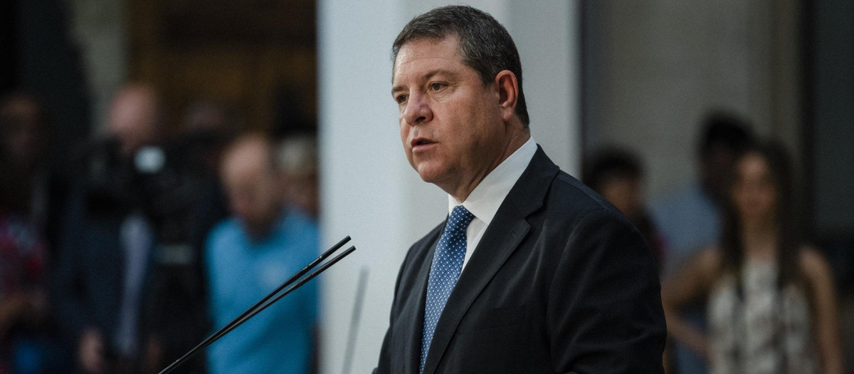 El jefe del Ejecutivo de Castilla-La Mancha, Emiliano García-Page, preside la toma de posesión de los miembros del Consejo de Gobierno de Castilla-La Mancha, en el Palacio de Fuensalida, a 11 de julio de 2023, en Toledo, Castilla-La Mancha (España). Page ha creado para su Gobierno la vicepresidencia segunda, y además ha realizado cinco cambios más con respecto al Gobierno de la Legislatura 2019-2023. Los principales cambios se han producido en la Consejería de Igualdad, que se separa de la Portavocía del Ejecutivo; en Agricultura, Ganadería y Desarrollo Rural; en Educación, Cultura y Deportes y en Desarrollo Sostenible.
11 JULIO 2023;PSOE;PARTIDO SOCIALISTA;28M;23J;ELECCIONES;NUEVO GOBIERNO;AUTONOMÍAS;
Mateo Lanzuela / Europa Press
(Foto de ARCHIVO)
11/7/2023