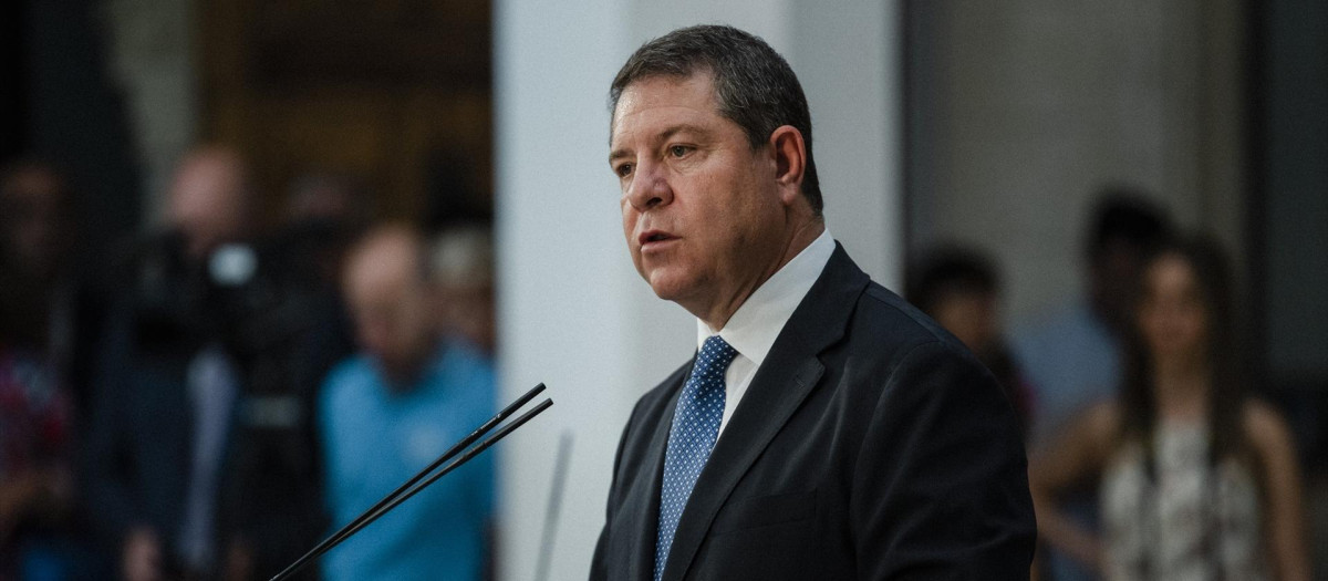 El jefe del Ejecutivo de Castilla-La Mancha, Emiliano García-Page, preside la toma de posesión de los miembros del Consejo de Gobierno de Castilla-La Mancha, en el Palacio de Fuensalida, a 11 de julio de 2023, en Toledo, Castilla-La Mancha (España). Page ha creado para su Gobierno la vicepresidencia segunda, y además ha realizado cinco cambios más con respecto al Gobierno de la Legislatura 2019-2023. Los principales cambios se han producido en la Consejería de Igualdad, que se separa de la Portavocía del Ejecutivo; en Agricultura, Ganadería y Desarrollo Rural; en Educación, Cultura y Deportes y en Desarrollo Sostenible.
11 JULIO 2023;PSOE;PARTIDO SOCIALISTA;28M;23J;ELECCIONES;NUEVO GOBIERNO;AUTONOMÍAS;
Mateo Lanzuela / Europa Press
(Foto de ARCHIVO)
11/7/2023