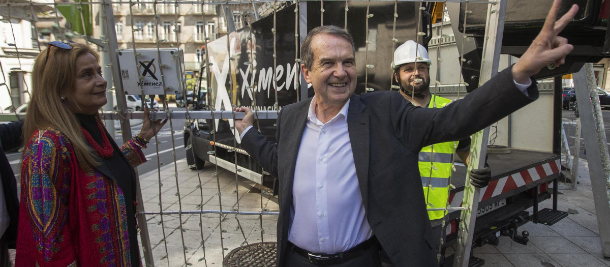 El alcalde de Vigo, Abel Caballero, acompañado de la teniente de alcalde Carmela Silva, dio el pistoletazo de salida a la colocación de las luces de la ciudad de Vigo