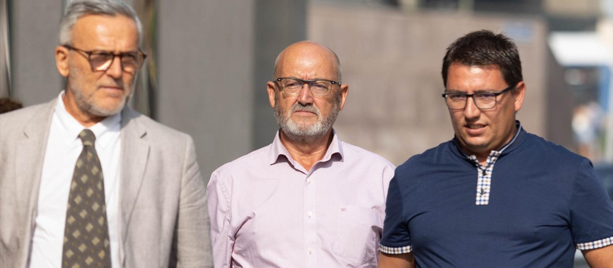 El ex diputado del PSOE Juan Bernardo Fuentes Curbelo, alias 'Tito Berni' (c) y su abogado (i), a su llegada a declarar al Juzgado de Instrucción Número 4 de Santa Cruz de Tenerife, a 29 de junio de 2023, en Santa Cruz de Tenerife, Tenerife, Canarias (España). Esta es la segunda vez que ‘Tito Berni’ y su sobrino declaran desde la primera vez, el pasado 22 de febrero, ante la juez que indaga en la presunta trama de cobro de sobornos a cambio de favores políticos del 'caso Mediador'.  Las declaraciones de esta semana son el último movimiento del 'caso Mediador', donde se investiga la presunta trama de una organización criminal "formada principalmente por tres pilares y un claro nexo de unión entre todos los investigados", que contarían con "una jerarquía perfectamente estructurada y definida, con clara división de funciones y dedicada a la comisión de delitos relacionados con la corrupción como el cohecho y tráfico de influencias".
29 JUNIO 2023;TITO BERNI;CASO MEDIADOR;JUEZ
Europa Press / Europa Press
(Foto de ARCHIVO)
29/6/2023