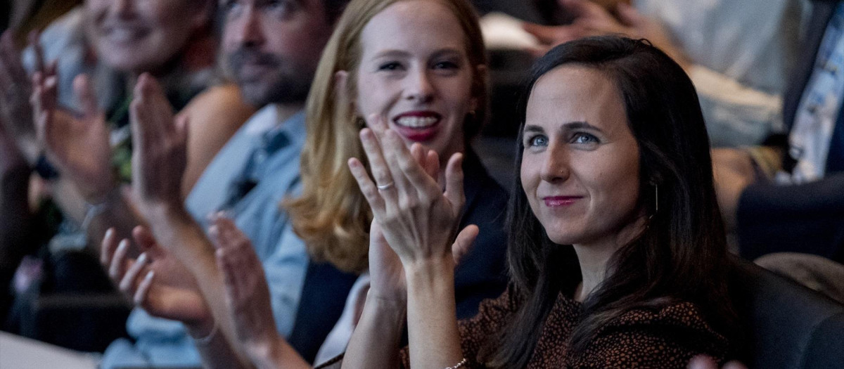 Ione Belarra y, en segundo plano, la secretaria de Estado para la Agenda 2030, Lillith Vestrynge