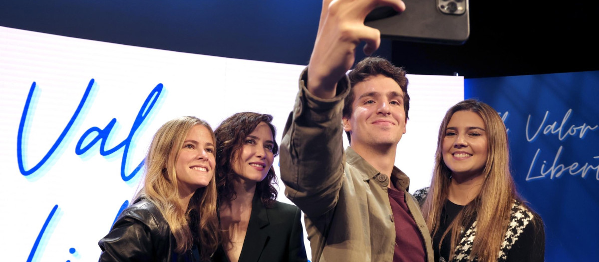 Ayuso junto al líder de NNGG en Madrid y otros miembros de la formación