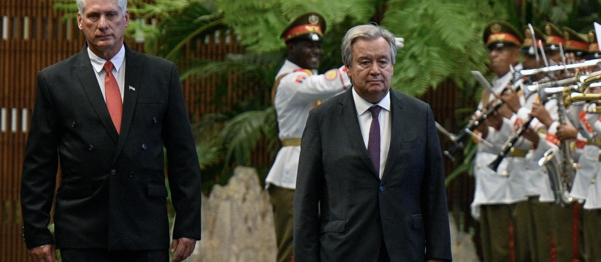 Cuban President Miguel Diaz Canel (L) and the United Nations Secretary General Antonio Guterres review a guard of honour during an official ceremony at the Revolution Palace in Havana, on September 14, 2023, within the framework of the G77+China summit. The G77+China, a group of developing and emerging countries representing 80 percent of the global population, gathers in Cuba seeking to promote a "new economic world order" amid warnings of growing polarization. (Photo by ADALBERTO ROQUE / AFP)