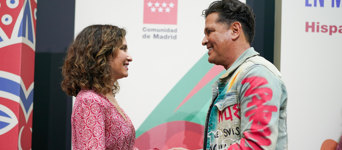 La presidenta Isabel Díaz Ayuso y Carlos Vives