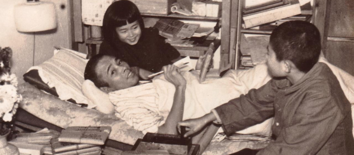 Takashi Nagai, muy enfermo, en su domicilio de Nagasaki