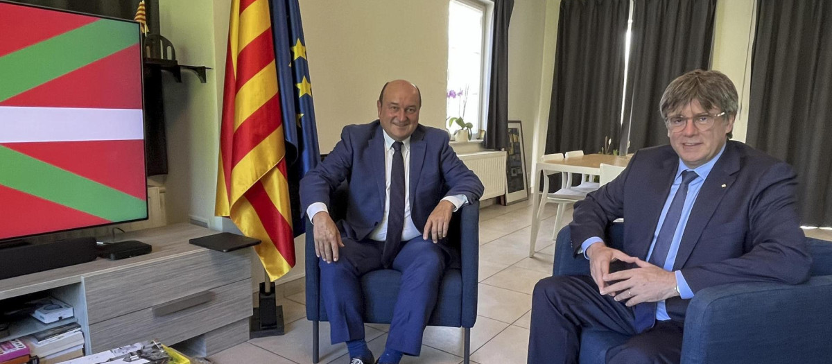 GRAFCAV3212. WATERLOO, 15/09/2023.-El presidente del PNV, Andoni Ortuzar, y Carles Puigdemont, durante la reunión que han reunido esta mañana en Waterloo «para estrechar las relaciones entre EAJ-PNV y Junts y analizar asimismo el complejo panorama político que las elecciones generales del 23 de julio han dejado en el Estado español». EFE/ PNV - SOLO USO EDITORIAL/SOLO DISPONIBLE PARA ILUSTRAR LA NOTICIA QUE ACOMPAÑA (CRÉDITO OBLIGATORIO) -