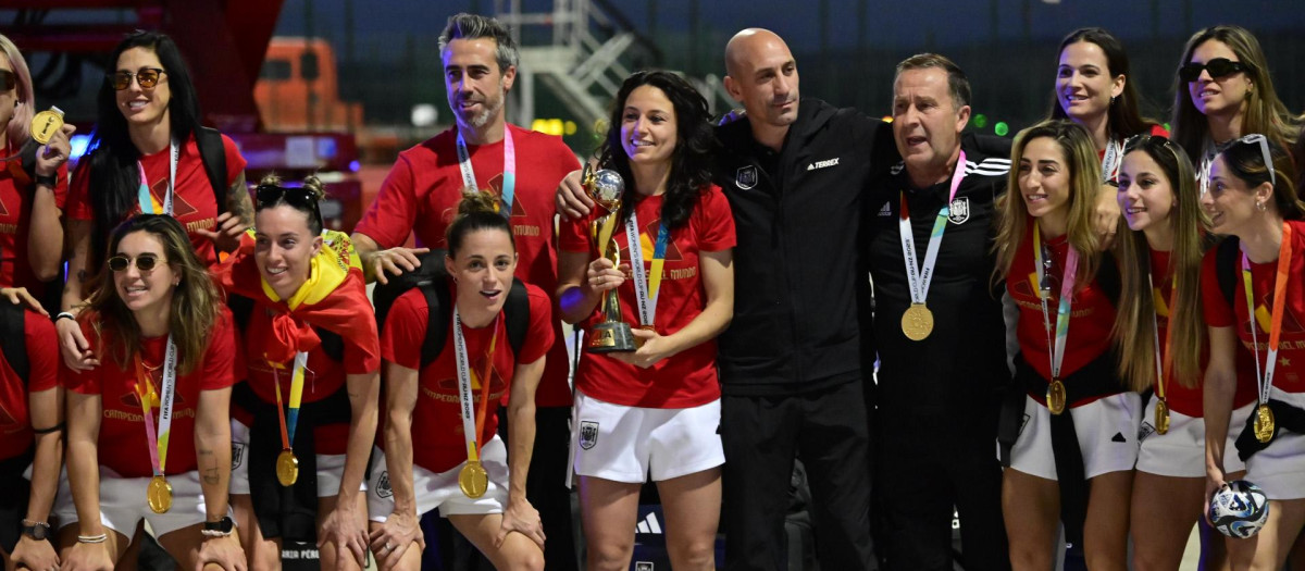 Algunas de las jugadoras de la selección, con Rubiales, el día después de ganar el Mundial