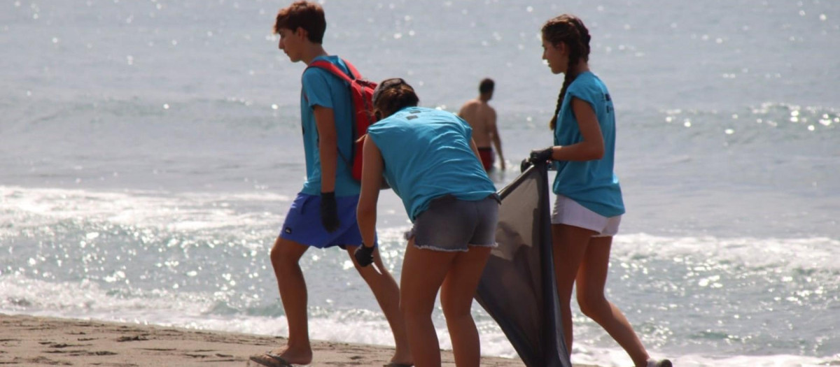 Jóvenes cordobeses retiran basura de la playa malagueña de El Morche