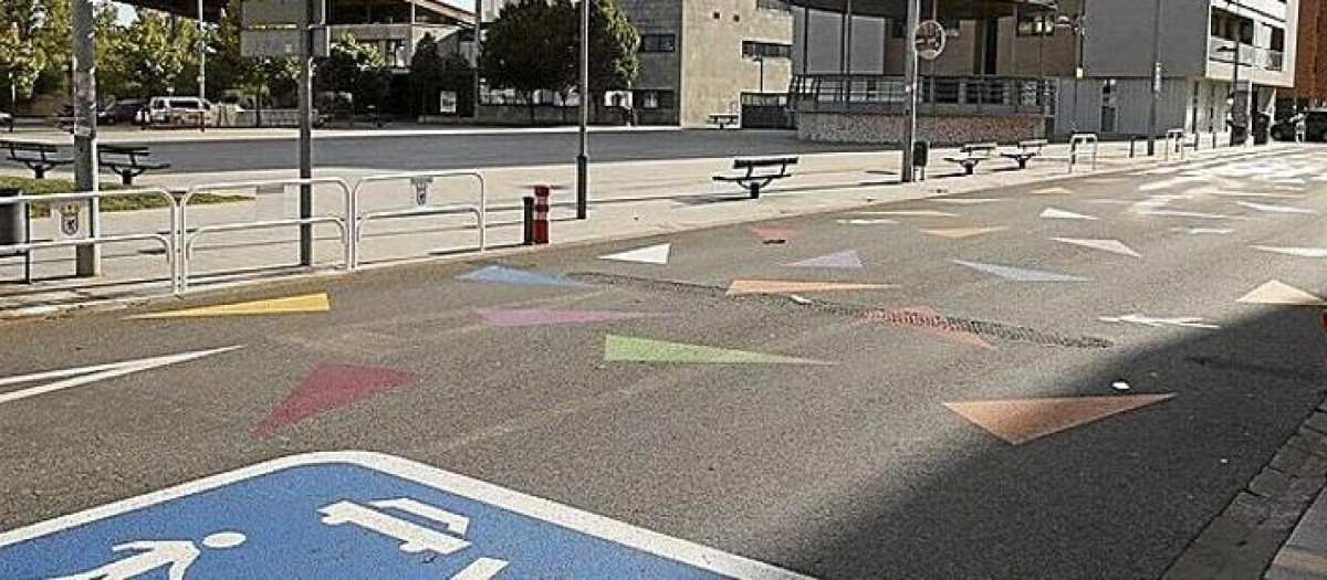 Triángulos de colores sobre el asfalto
