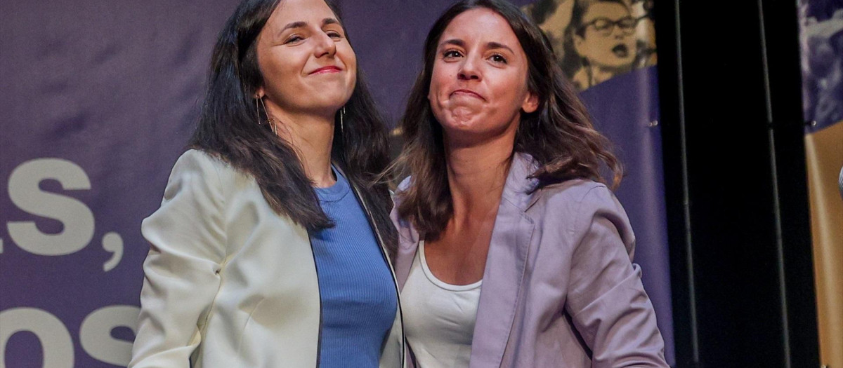 La secretaria general de Podemos y ministra de Derechos Sociales y Agenda 2030 en funciones, Ione Belarra, y la ministra de Igualdad en funciones, Irene Montero, conversan durante un acto de Podemos, en el Teatro Fernando de Rojas, CBA, a 16 de septiembre de 2023, en Madrid (España). El acto tiene el objetivo de reivindicarse como la “única fuerza transformadora” ante el riesgo de quedar invisibilizados dentro de Sumar. Asimismo, desde la dirección del partido, ‘’quieren que el acto sirva de rearme ideológico de los morados ante el nuevo curso político en el que mantienen la tensión con Sumar’’. Podemos pasó de 23 a 5 diputados en el Congreso tras las pasadas elecciones del 23 de julio. El evento se iba a celebrar en el barrio de Lavapiés, pero debido a la previsión de lluvias, ha sido trasladado al Círculo de Bellas Artes.
16 SEPTIEMBRE 2023;PODEMOS;FORMACIÓN MORADA;PARTIDO POLÍTICO;IZQUIERDA;UNIDAS PODEMOS;CBA;MITIN;CÍRCULO DE BELLAS ARTES;ERC
Ricardo Rubio / Europa Press
16/9/2023