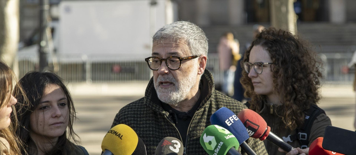 El diputado de la CUP Carles Riera ofrece declaraciones a los medios a su llegada al Tribunal de Justicia de Catalunya para la primera jornada del segundo juicio contra los miembros de la Mesa del Parlament de la XI Legislatura, durante el proceso soberanista del 1-O, a 14 de marzo de 2023, en Barcelona, Catalunya (España). El Tribunal Superior de Justicia de Catalunya (TSJC) repetirá desde hoy al 16 de marzo el juicio a Anna Simó, Lluís Maria Corominas, Ramona Barrufet y Lluís Guinó, componentes de la Mesa del Parlament de Catalunya durante la XI Legislatura (que presidía Carme Forcadell) por presunta desobediencia. Los cuatro ya fueron juzgados en julio de 2020 y el TSJC les condenó a un año y ocho meses de inhabilitación, además de a una multa de 30.000 euros, por desobedecer al Tribunal Constitucional (TC) al tramitar resoluciones relacionadas con el 1-O. El juicio se repite por orden del Tribunal Supremo (TS), que consideró que dos de los tres magistrados que juzgaron el caso habían vulnerado el principio de imparcialidad al exteriorizar sus posturas antes de dictar sentencia.
14 MARZO 2023;1-O: JUICIO;LLEGADAS;TS;TRIBUNAL SUPREMO;JUSTICIA
Lorena Sopêna / Europa Press
(Foto de ARCHIVO)
14/3/2023