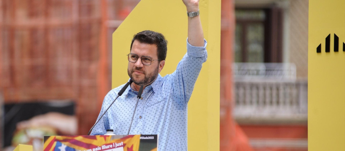 El presidente de la Generalitat de Catalunya, Pere Aragones, interviene en un acto de ERC, con motivo de la Diada, Día de Catalunya, a 11 de septiembre de 2023, en Barcelona, Catalunya (España). El independentismo llega a la Diada hoy con la amnistía en centro del debate y como condición para una hipotética investidura del candidato socialista y presidente en funciones, Pedro Sánchez, tras unos resultados electorales que dieron a ERC y a Junts la llave para facilitar un gobierno de PSOE y Sumar. La Diada de este año arranca con la tradicional ofrenda al monumento de Rafael Casanova en Barcelona, en la que participan partidos e instituciones.
11 SEPTIEMBRE 2023;DIADA;INDEPENDENCIA;CATALUNYA;ESTADO;INDEPENDIENTE;ERC
Alberto Paredes / Europa Press
11/9/2023