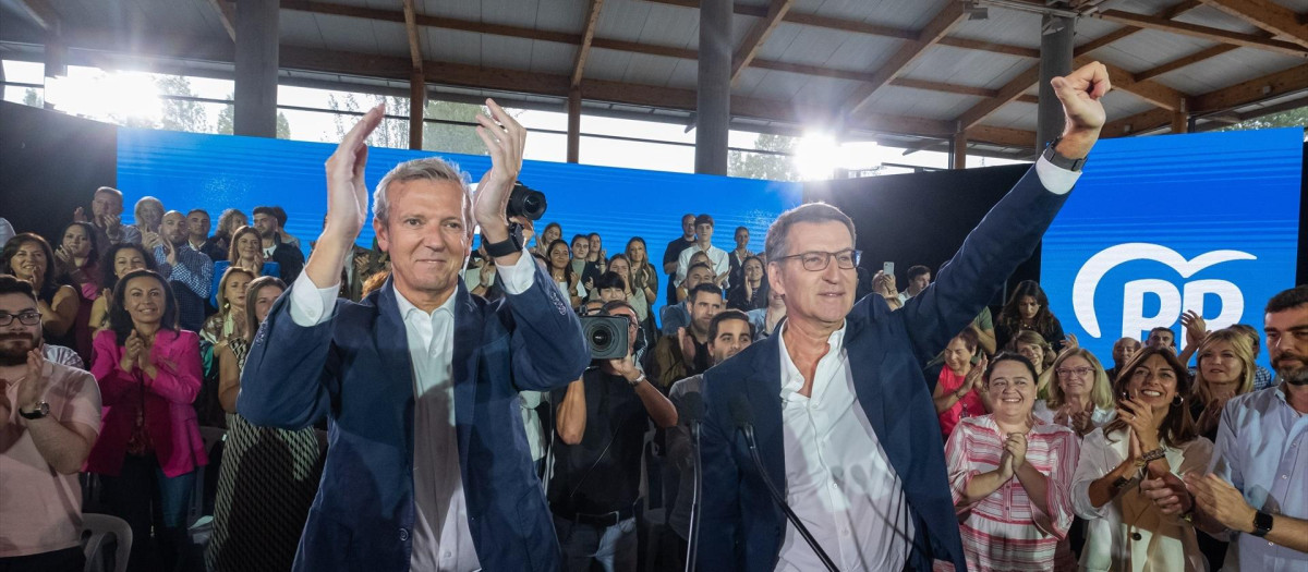El presidente del Partido Popular y candidato a la presidencia del Gobierno, Alberto Nuñez Feijóo (i), y el presidente de la Xunta, Alfonso Rueda (d), saludan a su llegada a un mitin, en el Multiusos Fontes do Sar, a 17 de septiembre de 2023, en Santiago de Compostela, A Coruña, Galicia (España). Este acto se enmarca dentro de la campaña del partido para defender la «igualdad de los españoles». El discurso de Feijoo estará precedido por otro de Alfonso Rueda, líder del partido en Galicia y presidente de la Xunta.
17 SEPTIEMBRE 2023;PP;PARTIDO POPULAR;PARTIDO POPULAR GALICIA;CANDIDATO PRESIDENCIA DEL GOBIERNO;
César Arxina / Europa Press
17/9/2023