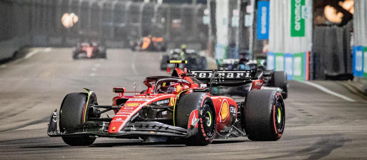 El Ferrari de Carlos Sainz, por las calles de Singapur, donde se celebra el Gran Premio de F1