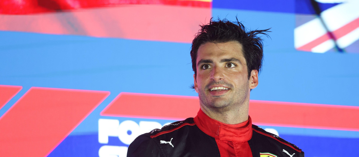 Ferrari's Carlos Sainz Jr. celebrates after winning the Formula One F1 - Singapore Grand Prix - Marina Bay Street Circuit, Singapore - September 17, 2023