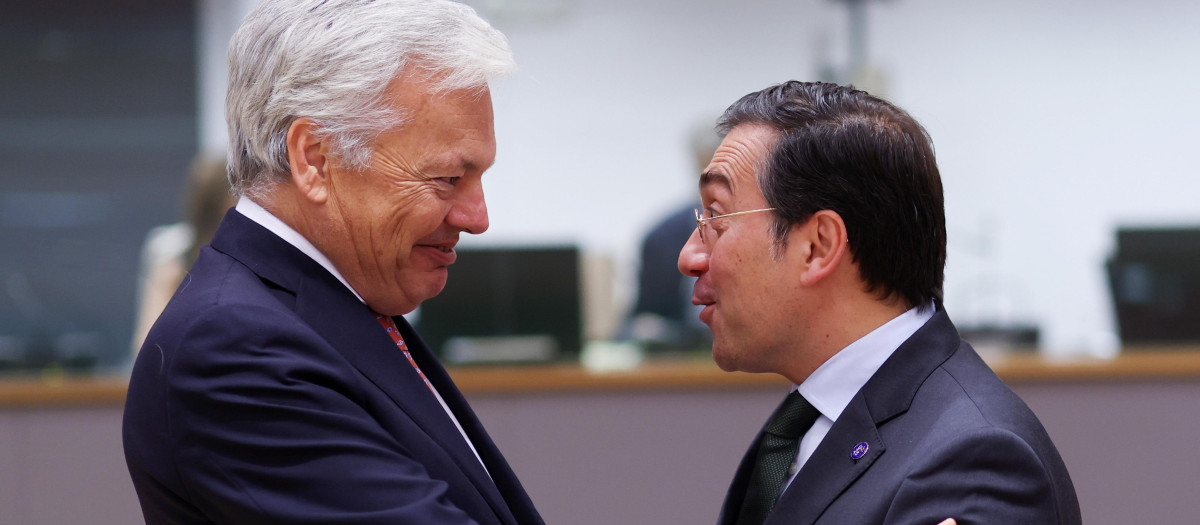 El ministro de Exteriores, José Manuel Albares, con el comisario europeo de Justicia, Didier Reynders