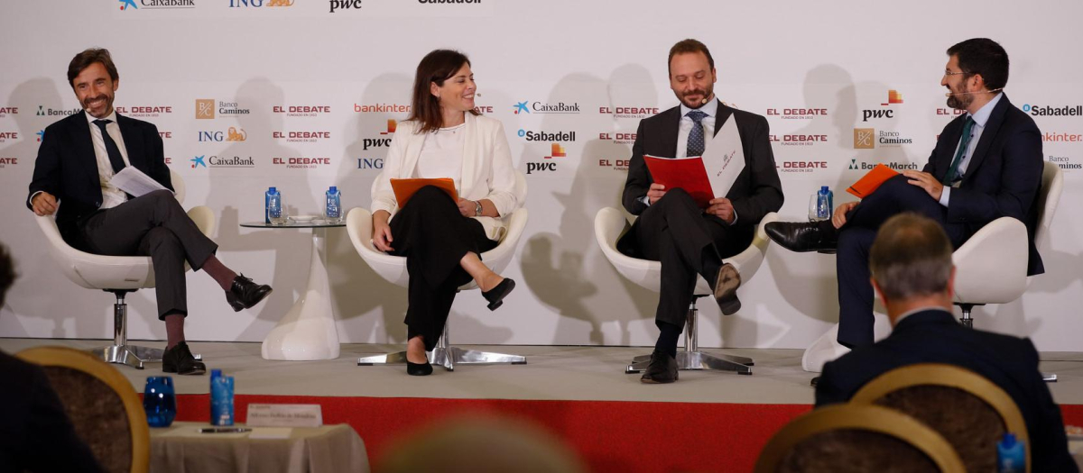 José Antonio Barberá, presidente de Bankinter, Belén Flor, responsable de financiación sostenible de ING, José Rosado, Periodista de El Debate y Pablo Hernández de la Merced, CaixaBank Asset Management, durante la tercera mesa de la primera Jornada Financiera de El Debate, 'Finanzas sostenibles, riesgos y oportunidades'