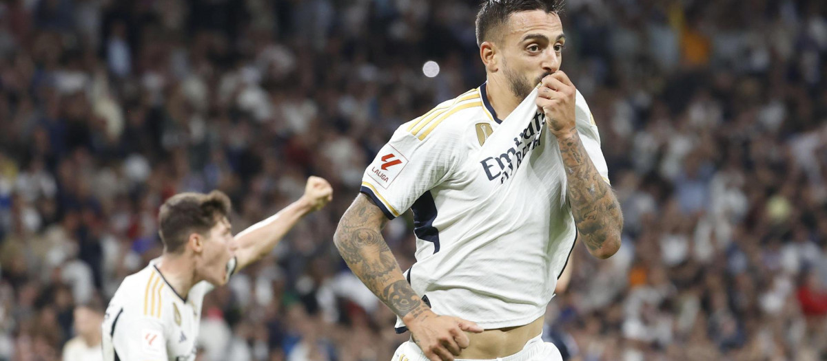 Joselu se besa el escudo del Real Madrid tras marcar el gol a la Real Sociedad