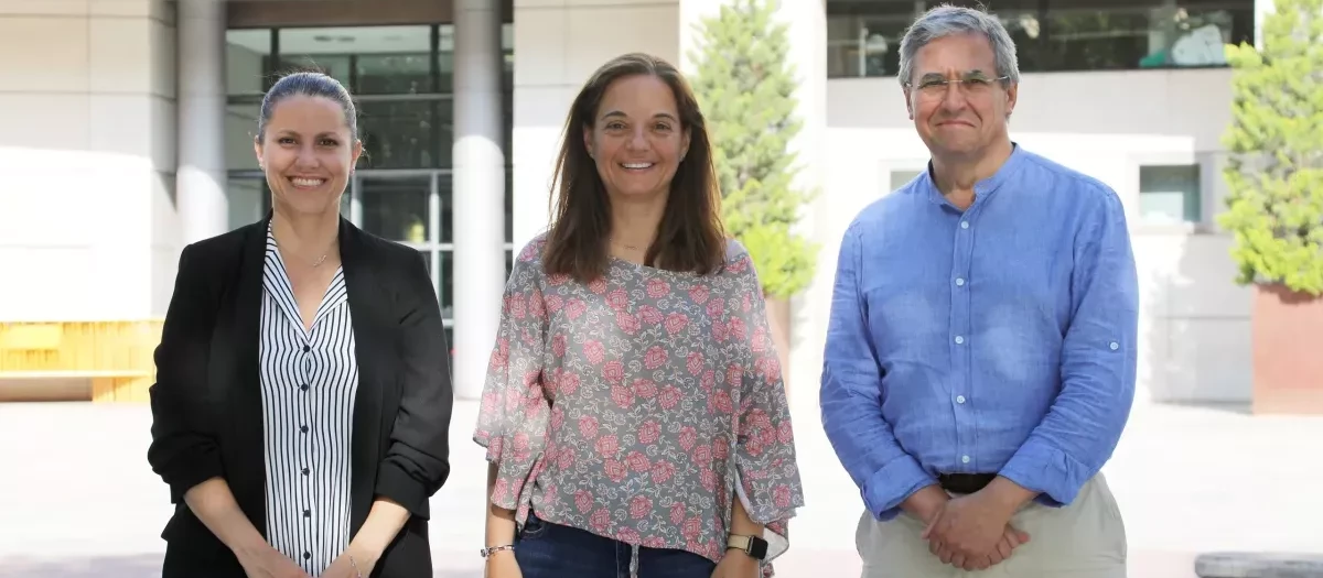 La alcaldesa de Getafe, Sara Hernández, junto a Alba Leo (Podemos) y Jesús Pérez (Más Madrid)