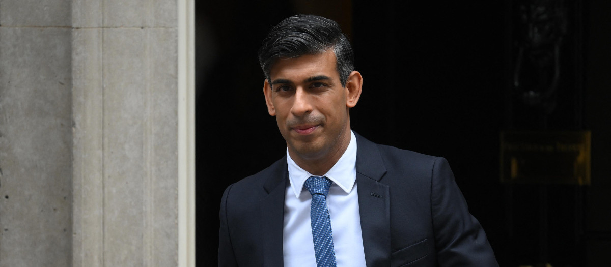 El primer ministro británico, Rishi Sunak, sale del número 10 de Downing Street, en Londres