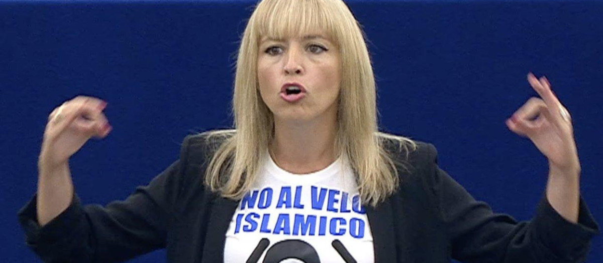 Silvia Sardone en Estrasburgo con su controvertida camiseta