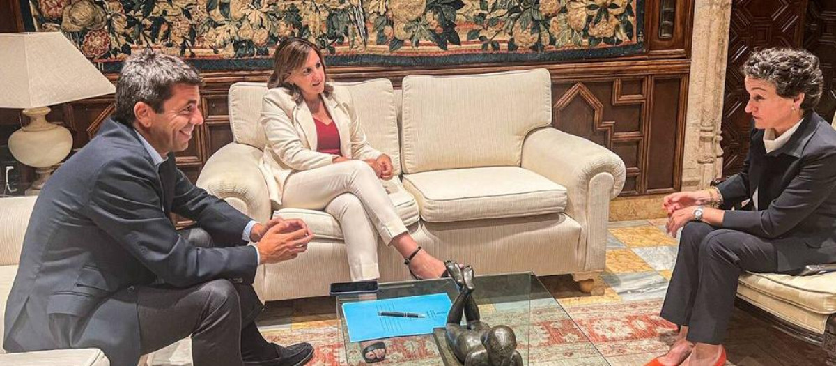 Carlos Mazón, reunido con la alcaldesa de Valencia, María José Catalá, y la nueva presidenta del Puerto levantino, Mar Chao.
