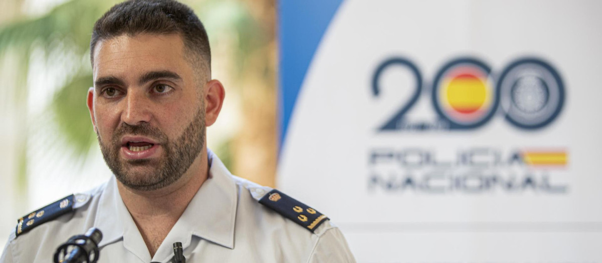El Jefe del Grupo de Protección al Menor de la Unidad Central de Ciberdelincuencia, Javier Izquierdo de la Rosa, atiende este miércoles a los medios de comunicación en Málaga