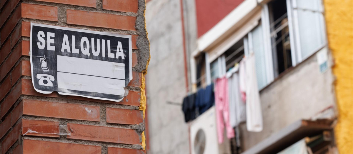 Un cartel de 'Se Alquila' en Madrid.