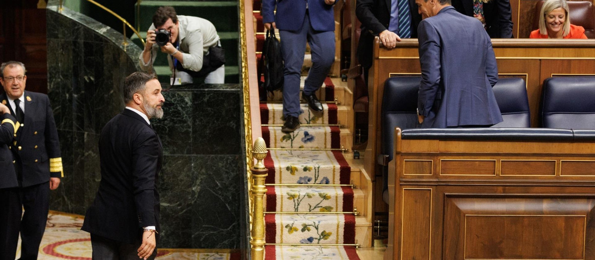 El líder de VOX, Santiago Abascal (i) y el presidente del Gobierno en funciones, Pedro Sánchez (d), a su salida de una sesión plenaria, en el Congreso de los Diputados, a 21 de septiembre de 2023, en Madrid (España). Durante el Pleno de hoy se tramita en lectura única la reforma del Reglamento para permitir el uso de las lenguas que tengan carácter oficial en una comunidad autónoma.
21 SEPTIEMBRE 2023;PLENO;LENGUAS;LENGUAS COOFICIALES;PINGANILLOS
Eduardo Parra / Europa Press
21/9/2023