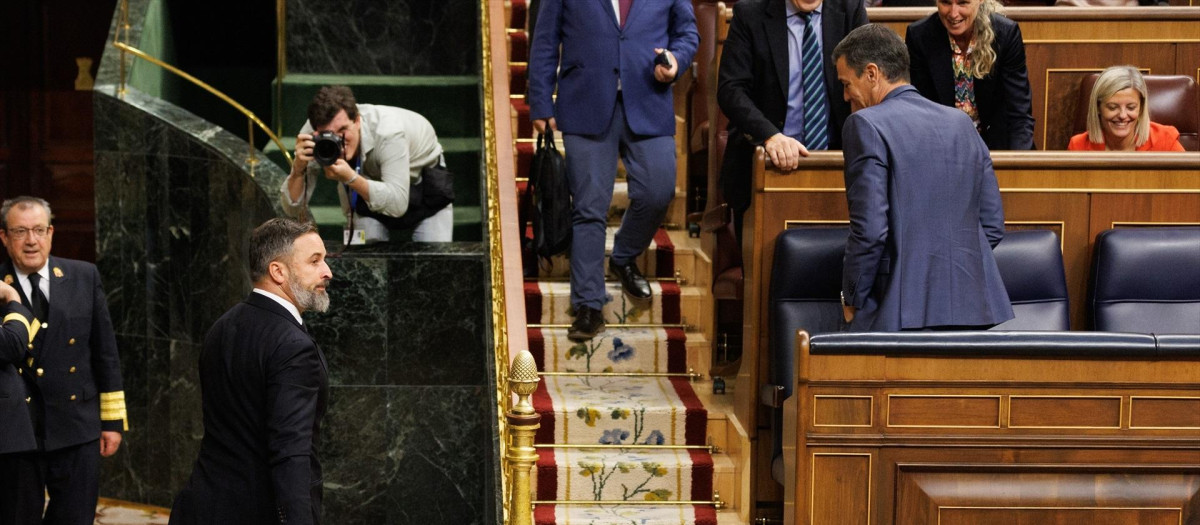 El líder de VOX, Santiago Abascal (i) y el presidente del Gobierno en funciones, Pedro Sánchez (d), a su salida de una sesión plenaria, en el Congreso de los Diputados, a 21 de septiembre de 2023, en Madrid (España). Durante el Pleno de hoy se tramita en lectura única la reforma del Reglamento para permitir el uso de las lenguas que tengan carácter oficial en una comunidad autónoma.
21 SEPTIEMBRE 2023;PLENO;LENGUAS;LENGUAS COOFICIALES;PINGANILLOS
Eduardo Parra / Europa Press
21/9/2023