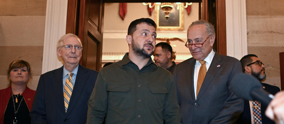 Volodímir Zelenski junto al senador demócrata Chuck Schumer (D) y el congresista republicano Mitch MacConnell (Iz) en el Capitolio