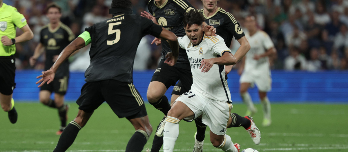 Brahim Díaz, rodeado de jugadores rivales, en el último partido del Real Madrid, el duelo de Champions ante el Union Berlín