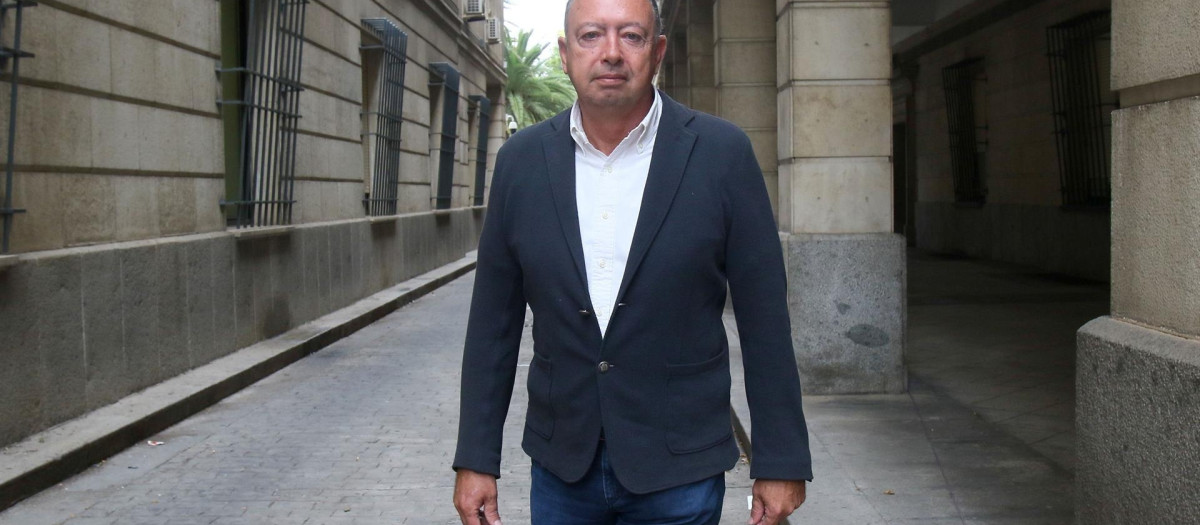 el ex director general de Trabajo y Seguridad Social Daniel Alberto Rivera, a su llegada a la Audiencia de Sevilla, en una imagen de archivo