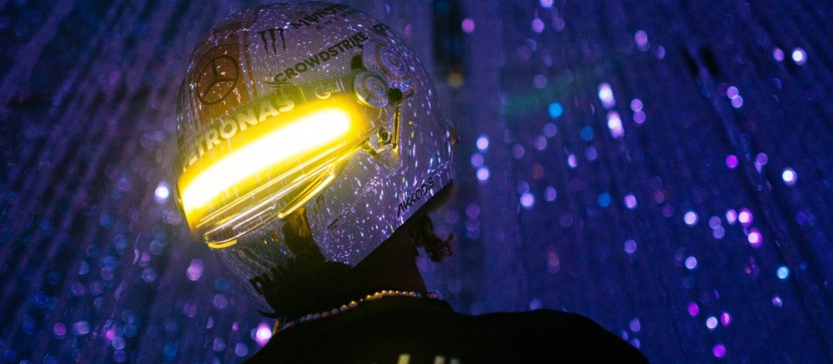 El casco con el que Hamilton correrá en Japón (aunque la prueba es de día)