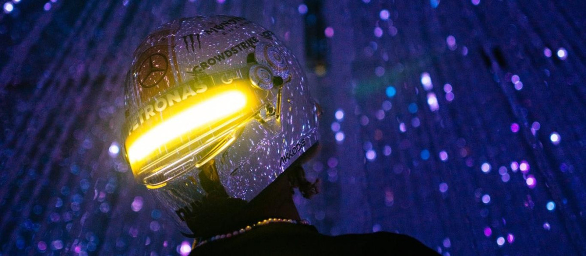 El casco con el que Hamilton correrá en Japón (aunque la prueba es de día)