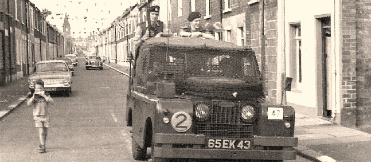 La policía británica patrulla las calles de Belfast en los 70 al lado de un niño