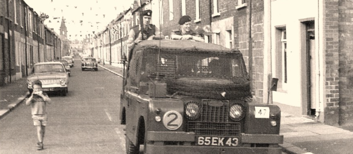 La policía británica patrulla las calles de Belfast en los 70 al lado de un niño