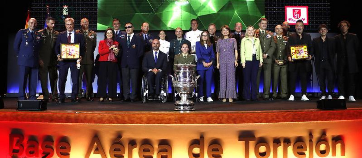 Foto de familia de la III Gala del Deporte Militar, presidida por la ministra de Defensa, Margarita Robles en la Base Aérea de Torrejón