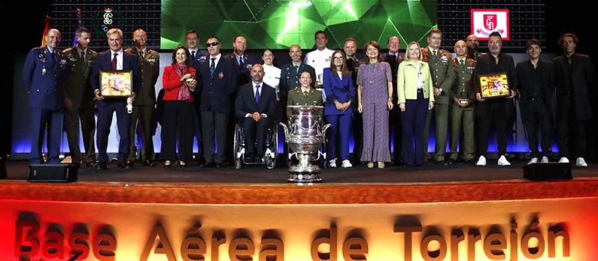 Foto de familia de la III Gala del Deporte Militar, presidida por la ministra de Defensa, Margarita Robles en la Base Aérea de Torrejón