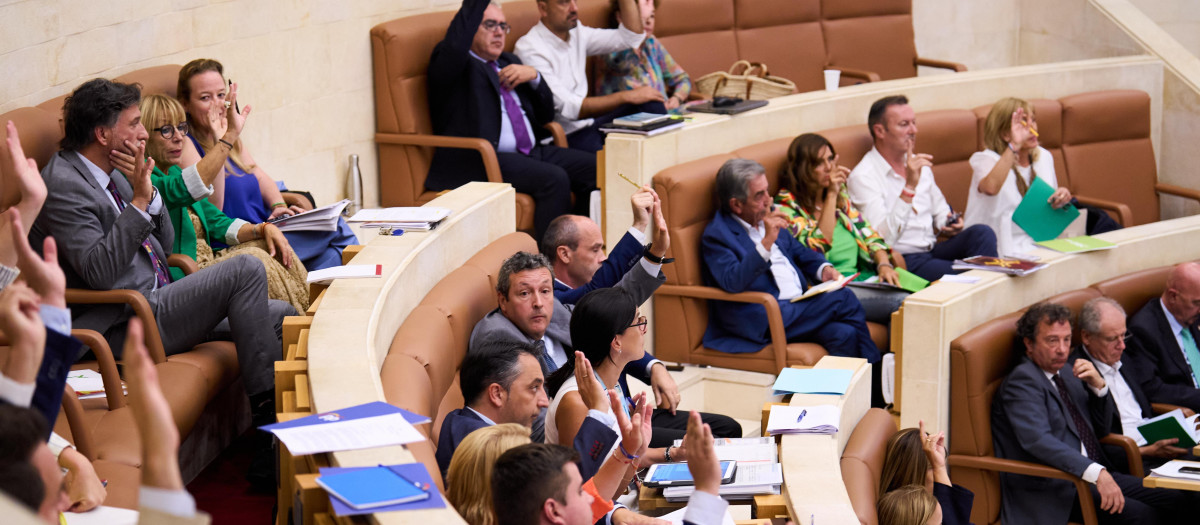 Votación durante la sesión del primer Pleno de legislatura, en el Parlamento de Cantabria