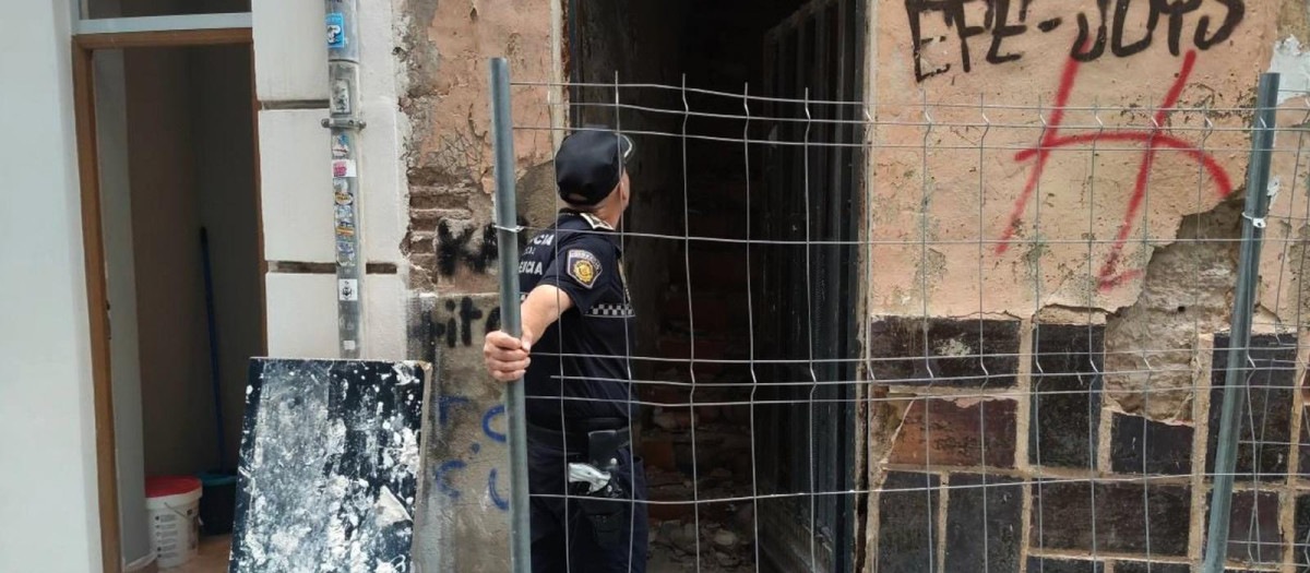 Un agente de la Policía Local de Valencia, durante una actuación contra la okupación ilegal de viviendas.