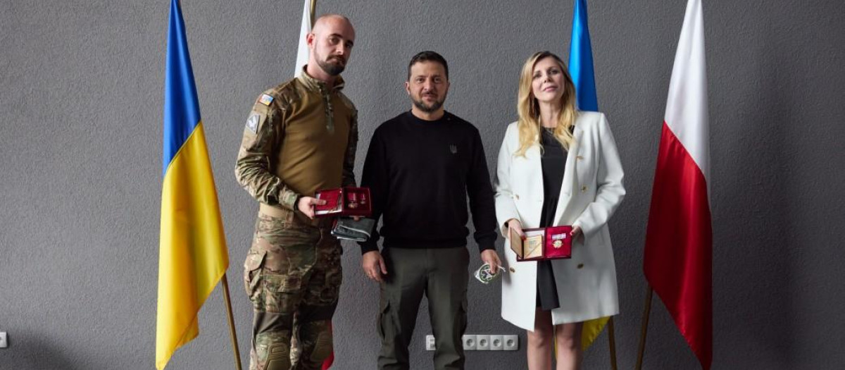 Zelenski entregando reconocimientos a ciudadanos polacos por su solidaridad con Ucrania