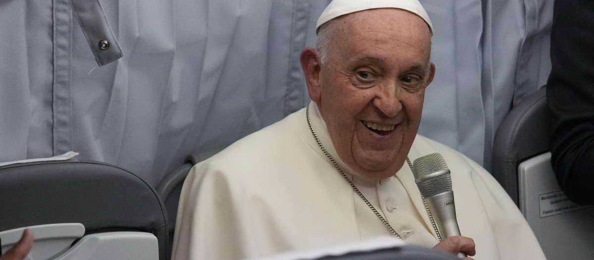El Papa Francisco se dirige a los periodistas en su vuelo de regreso de Marsella a Roma